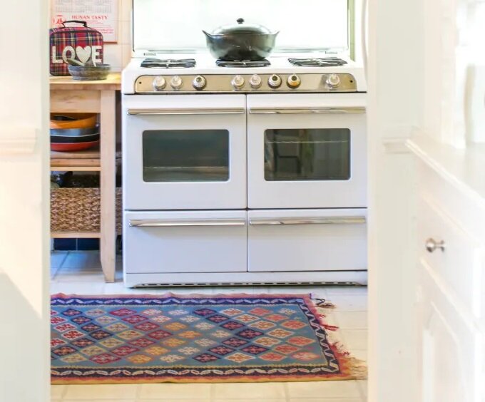 ۱۰ ترفند ساده برای دکور آشپزخانه اجاره‌ای | آشپزخانه را به روشن‌ترین و بهترین مکان خانه تبدیل کنید