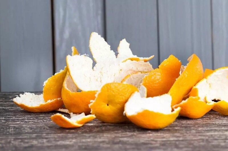 راه‌هایی برای از بین بردن بوی بد یخچال | پوست پرتقال و لیمو را دور نریزید!