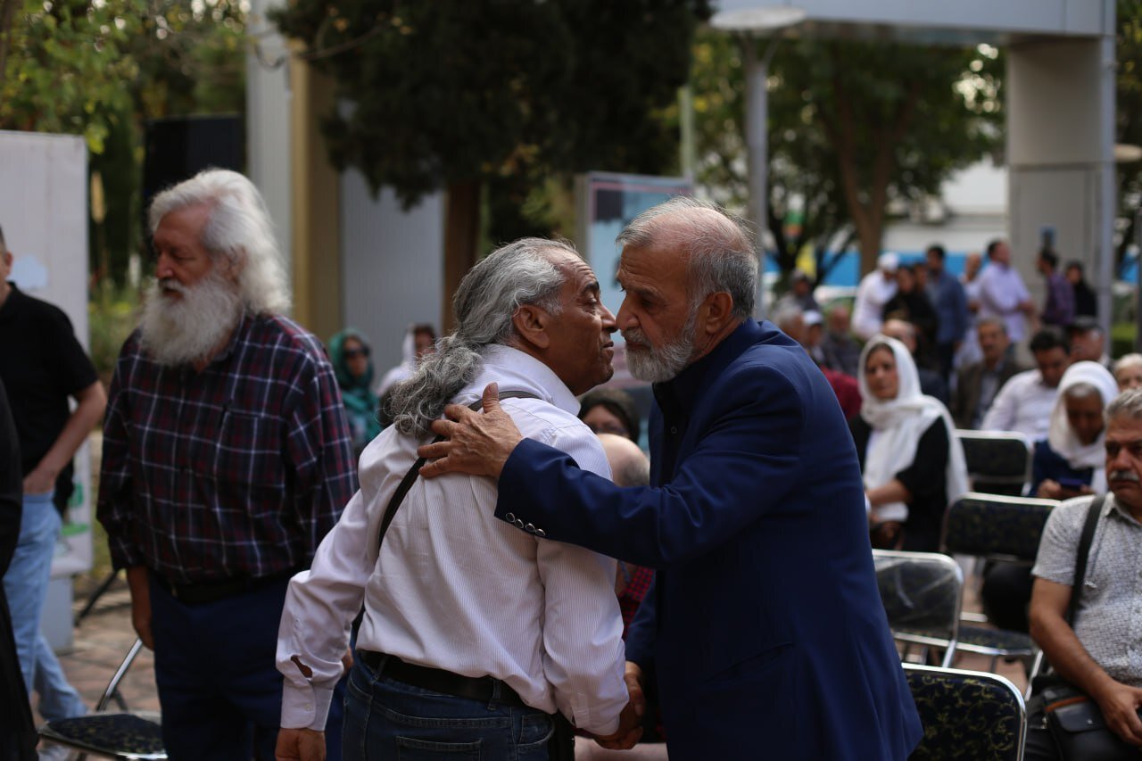 مراسم تشییع و خاکسپاری فردوس کاویانی +عکس حاضران https://media.hamshahrionline.ir/d/2023/10/03/4/4904072.jpg?ts=1696331149000