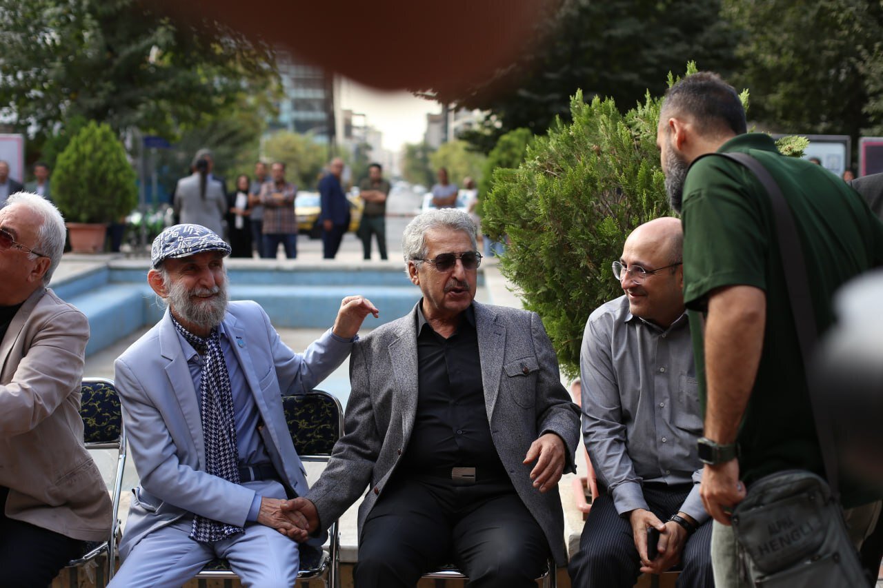 مراسم تشییع و خاکسپاری فردوس کاویانی +عکس حاضران https://media.hamshahrionline.ir/d/2023/10/03/4/4904075.jpg?ts=1696331149000