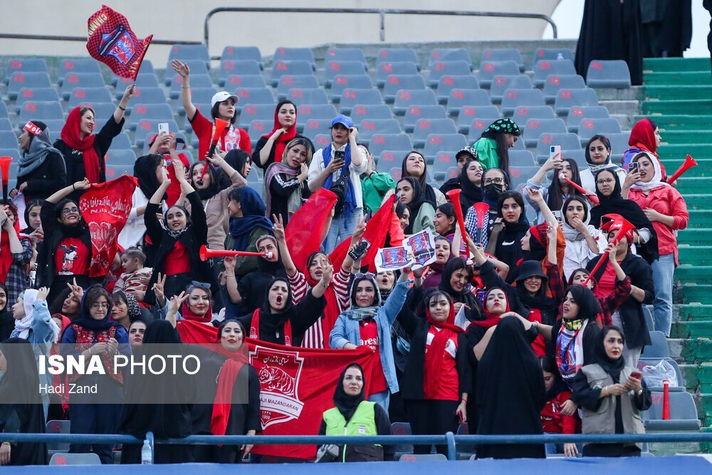 حضور زنان قائمشهری در دیدار الهلال و نساجی