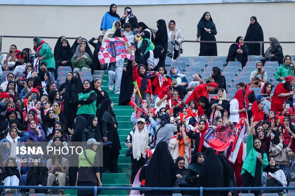حضور زنان قائمشهری در دیدار الهلال و نساجی