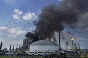 ببینید | لحظه آتش سوزی گسترده در یک کارخانه مشتقات نفتی در نیویورک | تخلیه فوری منازل
