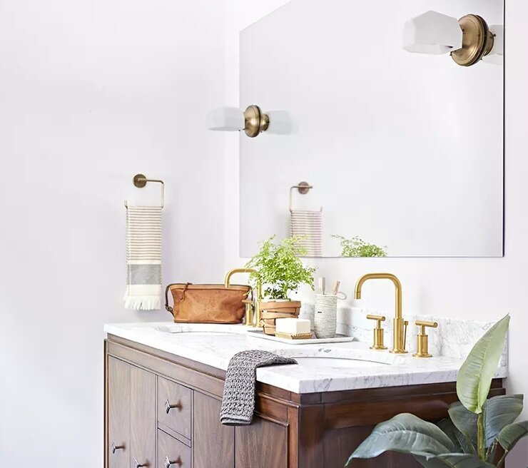 ۸ ترفند ارزانقیمت برای دکوراسیون حمام | زمانی که کاغذ دیواری جای طراحی را پر میکند