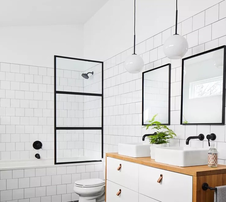 ۸ ترفند ارزان‌قیمت برای دکوراسیون حمام | زمانی که کاغذ دیواری جای طراحی را پر می‌کند