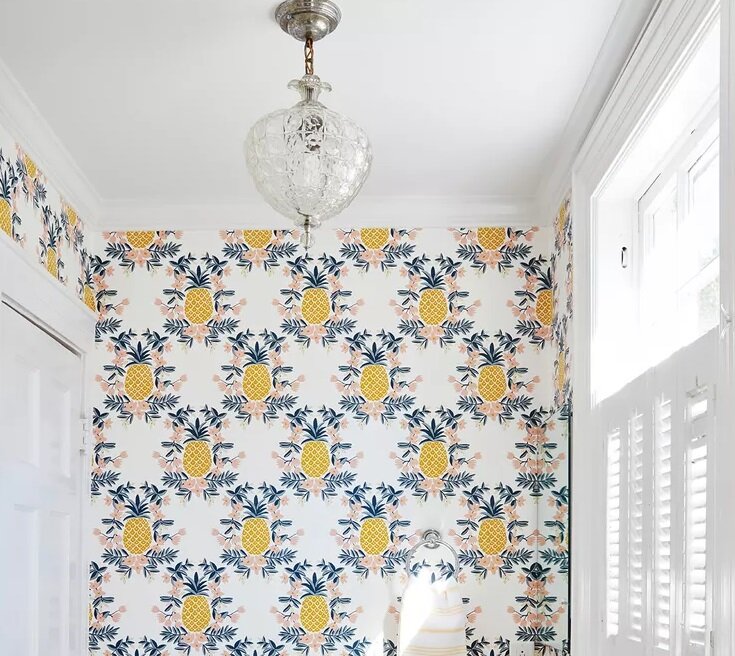 ۸ ترفند ارزانقیمت برای دکوراسیون حمام | زمانی که کاغذ دیواری جای طراحی را پر میکند