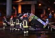 تصاویر سقوط اتوبوس مسافربری از روی پل ؛  دست کم ۲۱ نفر کشته شدند
