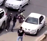 تصاویر حمله یک شهروند به سارق گوشی‌اش با ماشین در خیابان