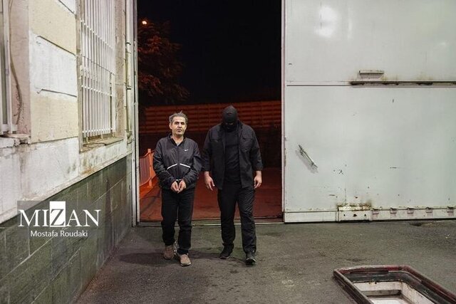 تصاویر لحظه انتقال علیرضا شهمیری به زندان اوین | چهره این فراری هنگام ورود به اوین را ببینید