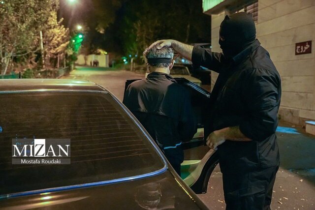 تصاویر لحظه انتقال علیرضا شهمیری به زندان اوین | چهره این فراری هنگام ورود به اوین را ببینید