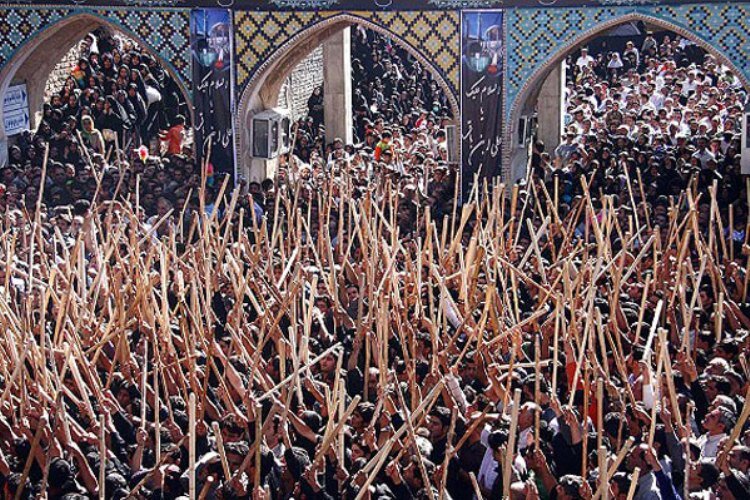 مراسم جمعه قالی در مشهد اردهال،  از هزار سال پیش تا امروز