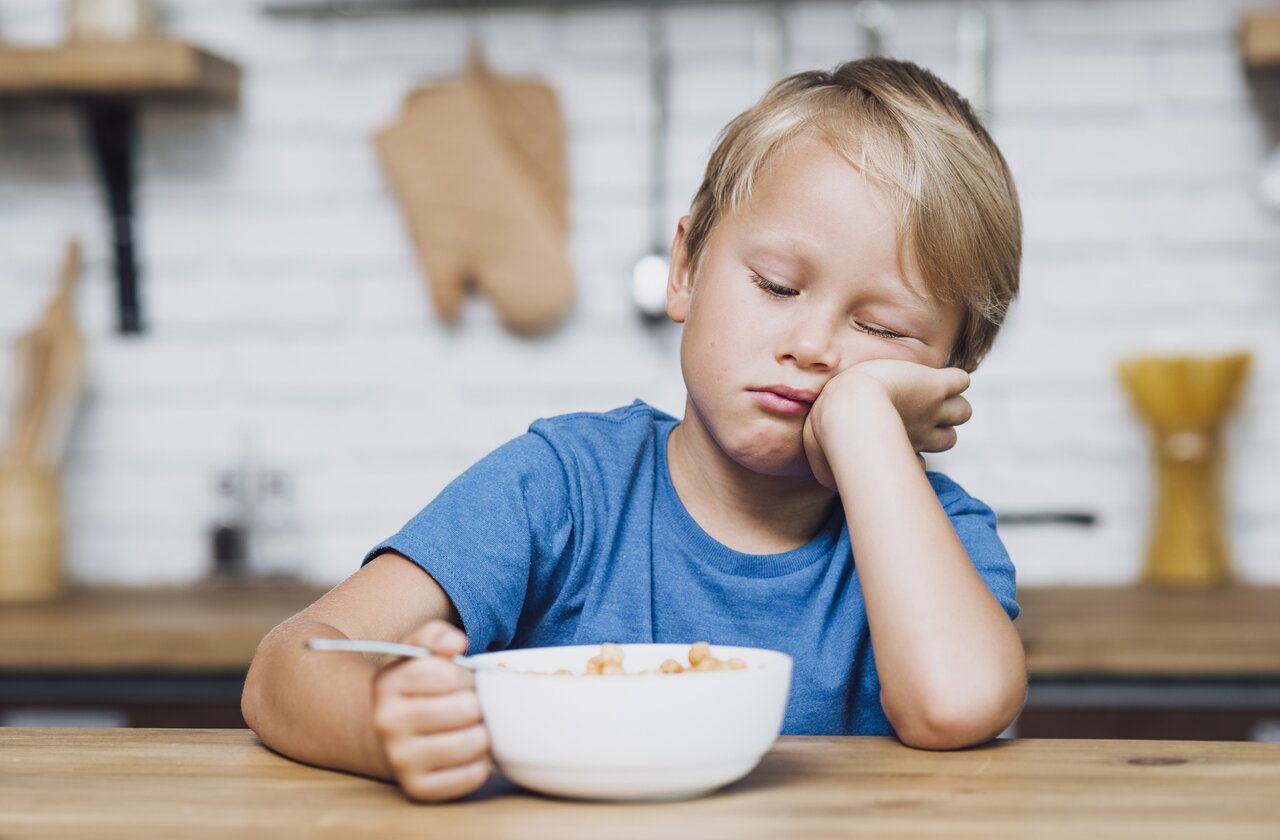 با کودک بد غذا چه کنیم ؟ | ۱۰ راهکار از بین بردن عادات بد غذایی در کودکان