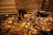 شب ها در بازار تهران چه خبر است؟ | مافیای زباله در اینجا پول پارو می کند | قیمت زباله ها به نرخ روز