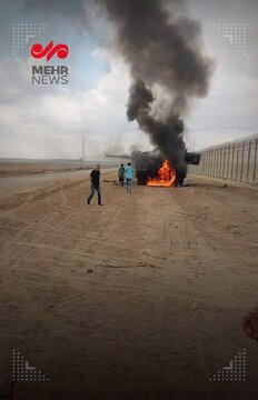 عکس یادگاری فلسطینی ها با تانک منهدم شده ارتش رژیم صهیونیستی