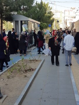 تصاویری از تجمع مردم وحشت زده در خیابان بعد از زلزله مشهد