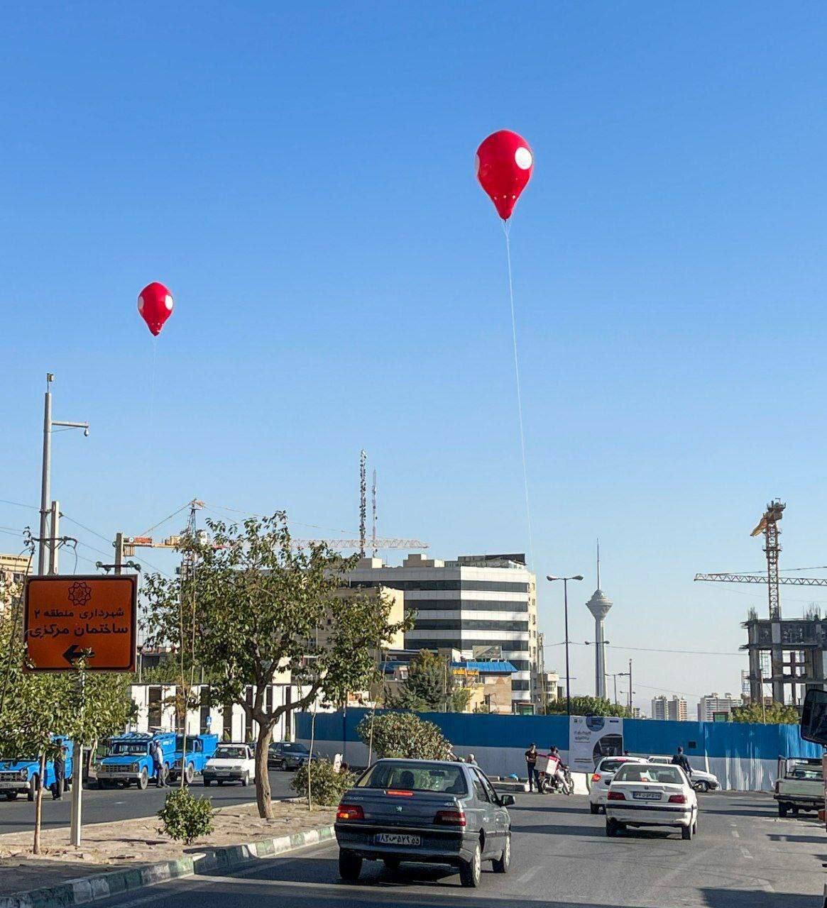 ماجرای بالن های قرمز در تهران چیست؟ | حدس و گمان‌ها ادامه دارد