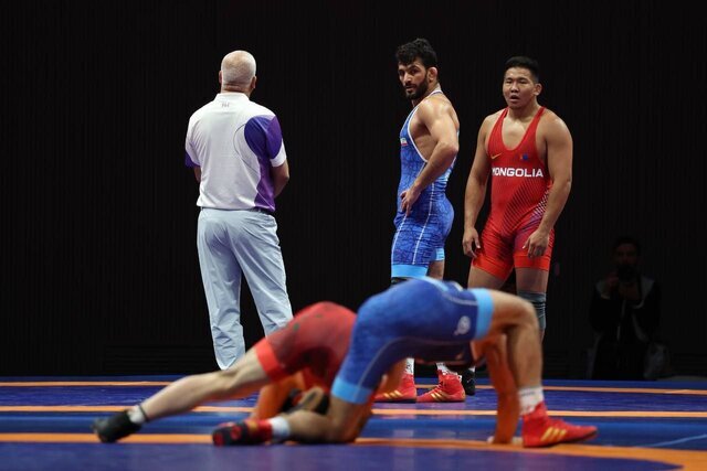 تصویری ویژه از حسن یزدانی حین مبارزه | حواس کاپیتان پرت تشک کناری شد!