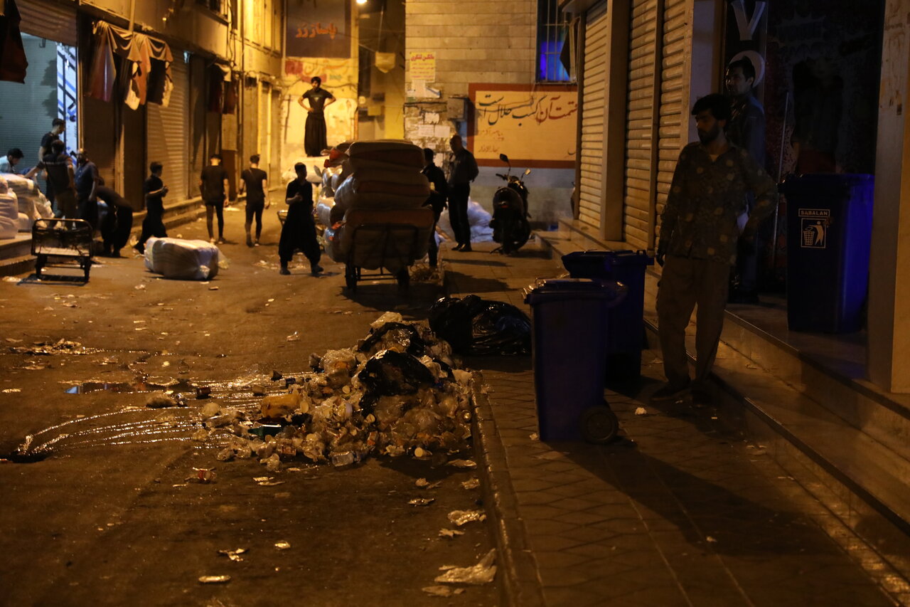 شب ها در بازار تهران چه خبر است؟ | مافیای زباله در اینجا پول پارو می کند
