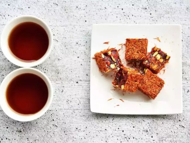 زعفران دم کرده برای چی خوبه | ۶ خاصیت مهم زعفران دم کرده | از رفع نفخ شکم تا کاهش دردهای قاعدگی