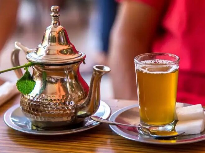 زعفران دم کرده برای چی خوبه | ۶ خاصیت مهم زعفران دم کرده | از رفع نفخ شکم تا کاهش دردهای قاعدگی