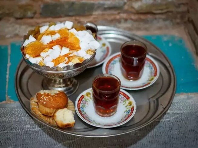 زعفران دم کرده برای چی خوبه | ۶ خاصیت مهم زعفران دم کرده | از رفع نفخ شکم تا کاهش دردهای قاعدگی