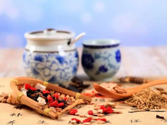 زعفران دم کرده برای چی خوبه | ۶ خاصیت مهم زعفران دم کرده | از رفع نفخ شکم تا کاهش دردهای قاعدگی