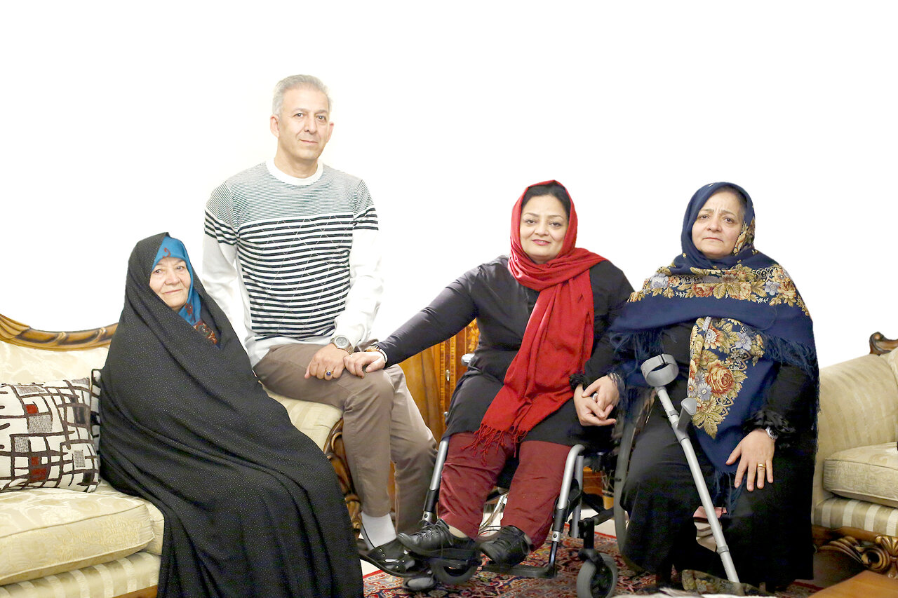 نشسته از راست: محبوبه، افسانه و بهزاد عبداللهی در کنار مادر
