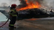 ببینید | مهار آتش‌سوزی سه فروند لنج تجاری در بندربهمن قشم