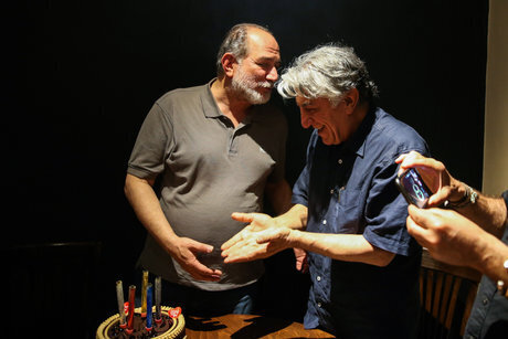 تصاویر | لحظه غافلگیری آتیلا پسیانی در جشن تولد رضا کیانیان | او در گاراژ هم می‌تواند تئاتر اجرا کند