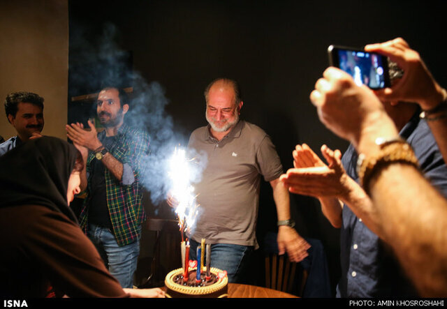 تصاویر | لحظه غافلگیری آتیلا پسیانی در جشن تولد رضا کیانیان | او در گاراژ هم میتواند تئاتر اجرا کند