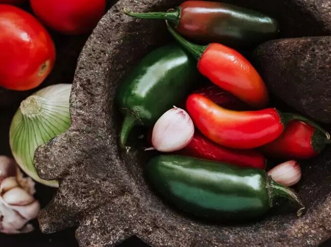 ۵ ماده غذایی که نباید با آنها آب خورد