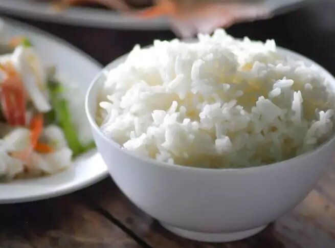 ۵ ماده غذایی که نباید با آنها آب خورد