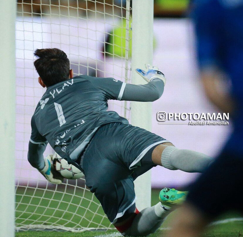 عکس | واضح ترین تصویر از صحنه جنجالی بازی پرسپولیس | زانوی بیرانوند روی خط و نظر کارشناس