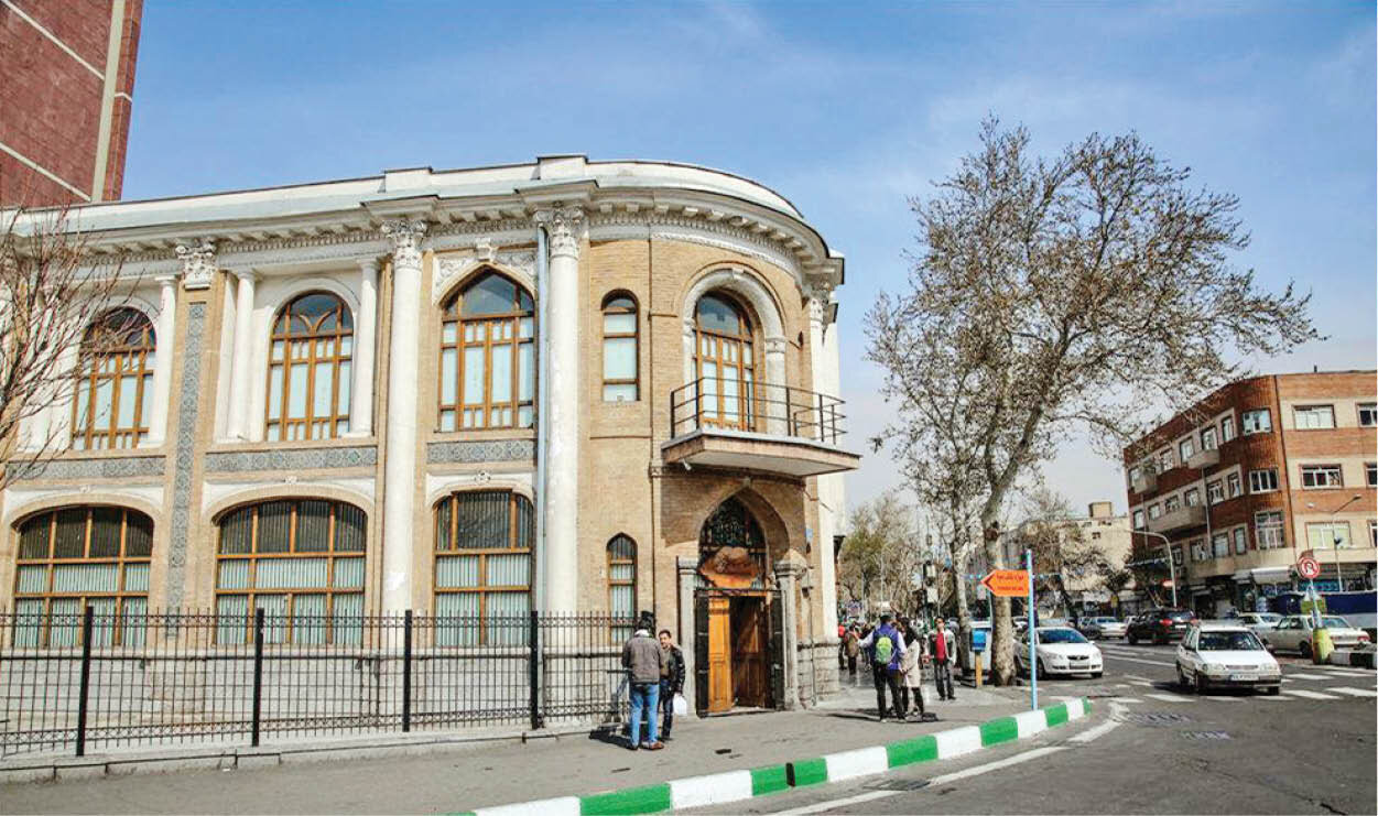 تماشای مجسمههای زنده در همسایگی مترو