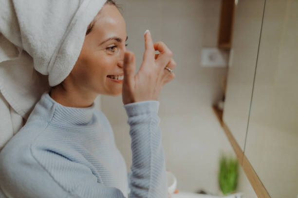 از چه سنی کرم دور چشم بزنیم ؟ | این کرمها را نخرید، پوستتان نابود میشود | مصرف کرمهای مغذی پوست از دوران بلوغ