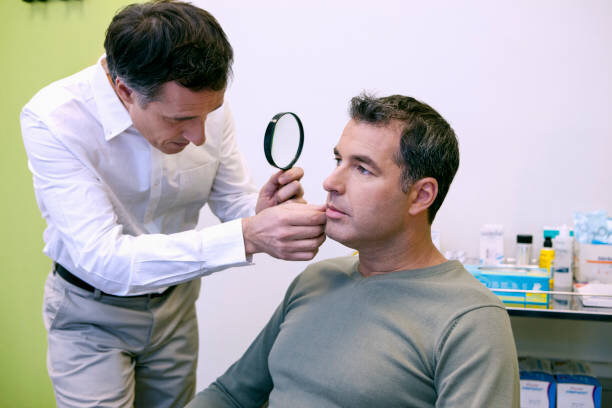 از چه سنی کرم دور چشم بزنیم ؟ | این کرمها را نخرید، پوستتان نابود میشود | مصرف کرمهای مغذی پوست از دوران بلوغ