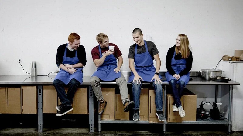 چگونه در محل کار خوشحال باشیم؟ | راز شاد و سلامت بودن در محیط کار