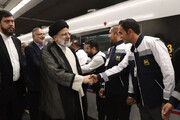 عکس جالب رئیسی با راهبران مترو تهران