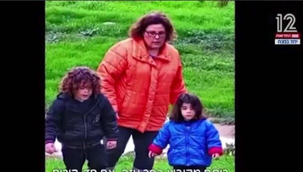 ببینید | روایت متفاوت مادر اسرائیلی از رفتار نیروهای مقاومت با زنان و کودکان | تصویری از دیوارنوشته جالب که تلویزیون رژیم صهیونیستی پخش کرد