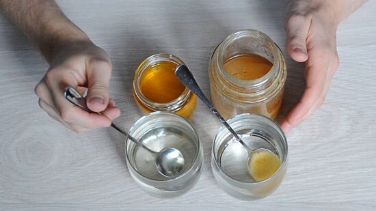 راه‌های تشخیص عسل اصل از تقلبی ؛ از تست عسل طبیعی با آب سرد تا تشخیص عسل طبیعی با کبریت | عسل اصل چه رنگی است ؟