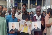 حضور گسترده مردم در فرودگاه امام(ره) برای استقبال از «شیخ زکزاکی» | مردم چه تصاویر و پلاکاردهایی در دست دارند؟