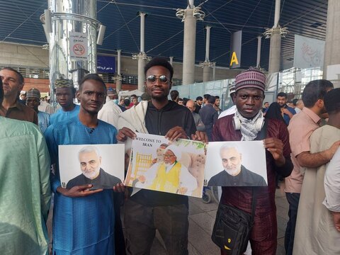 حضور مردم و دانشجویان ایرانی و نیجریه ای برای استقبال از شیخ زکزاکی رهبر شیعیان نیجریه در فرودگاه بین‌المللی امام خمینی (ره)