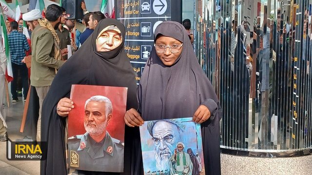 حضور مردم و دانشجویان ایرانی و نیجریه ای برای استقبال از شیخ زکزاکی رهبر شیعیان نیجریه در فرودگاه بین‌المللی امام خمینی (ره)