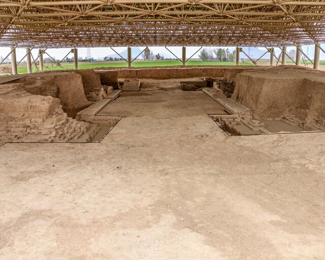 دیوار شرقی دروازه شهر پارسه تخت جمشید با آجرهای لعابدار