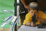 تصاویر عجیب پر کردن خشاب اسلحه توسط کودکان در اسرائیل!