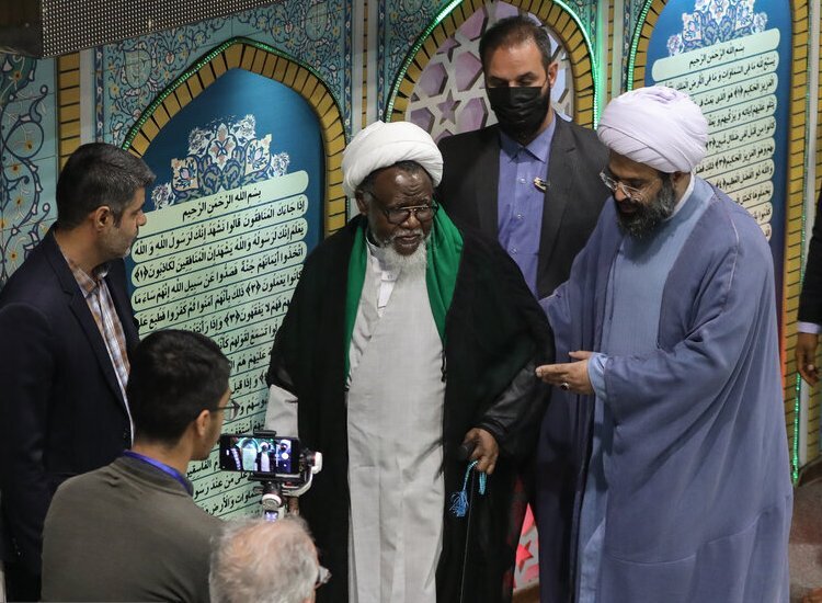 تصاویر حضور شیخ زکزاکی در نماز جمعه | استقبال امامان جمعه تهران از امام آفریقا