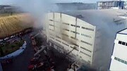 ببینید | آتش‌سوزی شدید در یک کارخانه تولید شیشه در استانبول