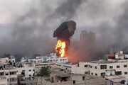 ببینید | لحظه هولناک اصابت موشک به برج‌های مسکونی در غزه | ساختمان به یکباره فروریخت