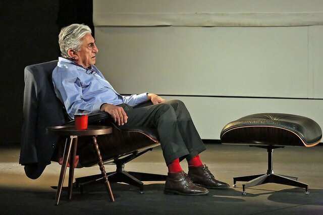 جملات تند رضا کیانیان به یکی از تماشاگران تئاتر | ما اینجا داریم جان میکنیم آن وقت شما...+ تصاویر