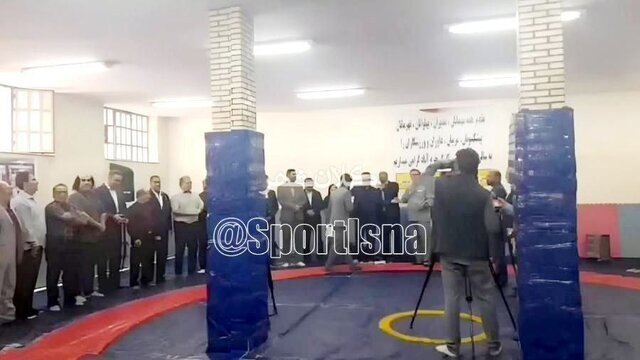 تصویر عجیب دو ستون ساختمان وسط تشک کشتی در سالن جدید لرستان